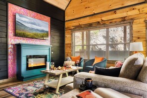 Smart TV, fireplace, video games - Putt-Putt, Hot Tub, Laser Tag, Arcade, Deck, Air Hockey, Resort Pool, Grill (Sevierville)
