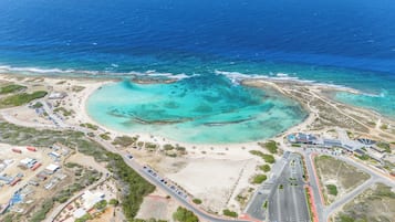 En la playa, camastros y toallas de playa