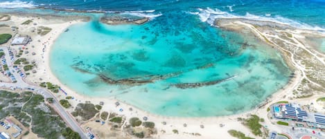 På stranden, solsenger og strandhåndklær