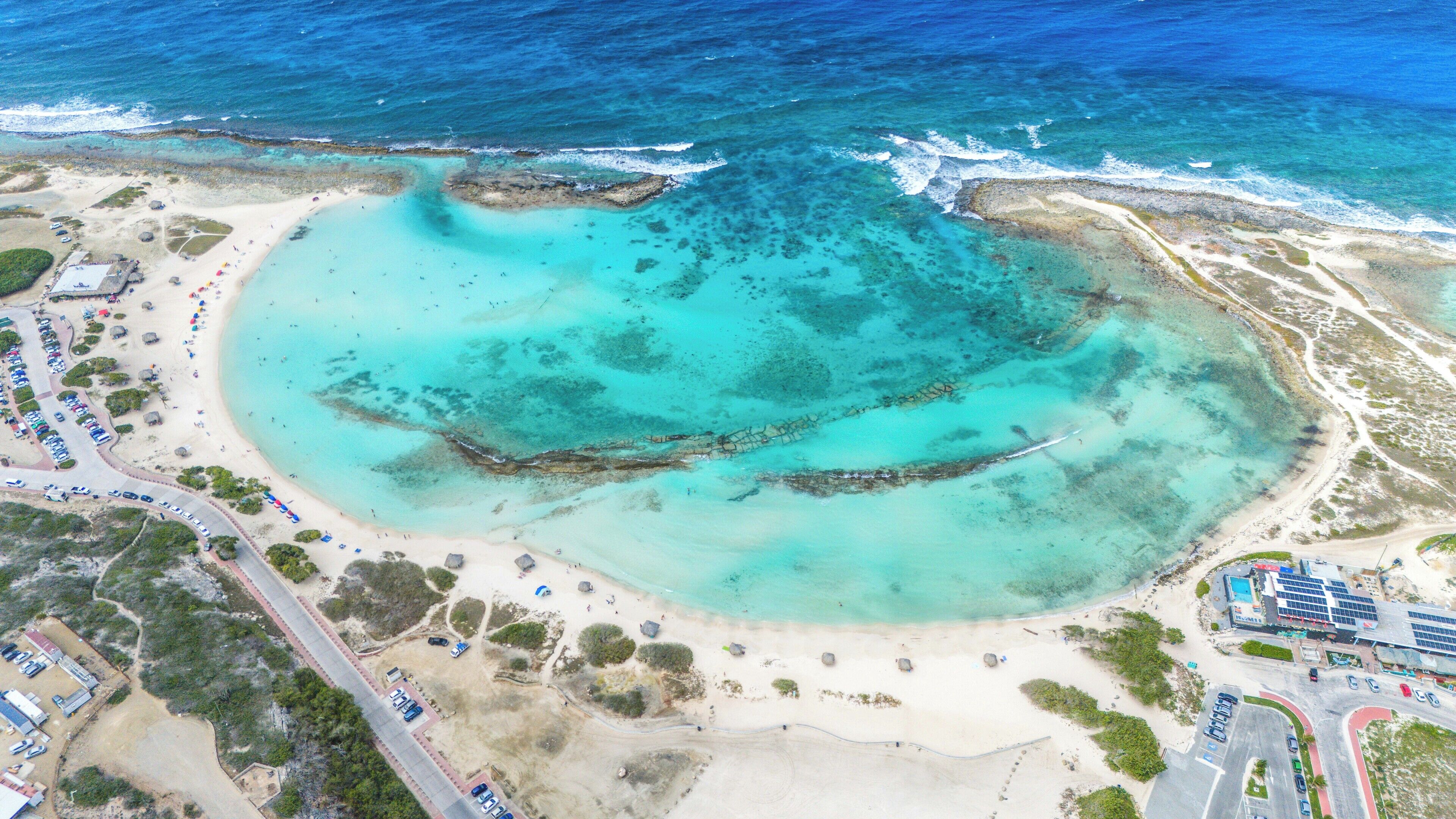På stranden, solsenger og strandhåndklær