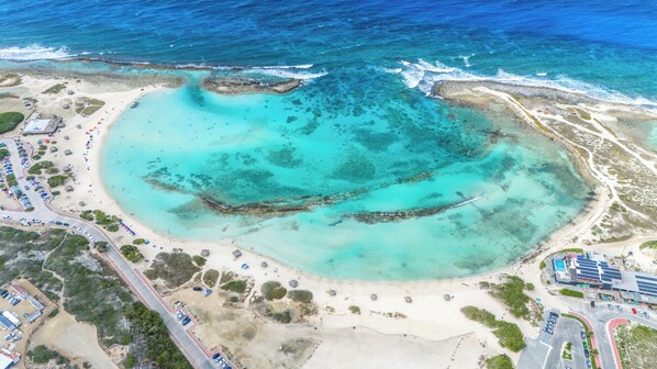 På stranden, solsenger og strandhåndklær