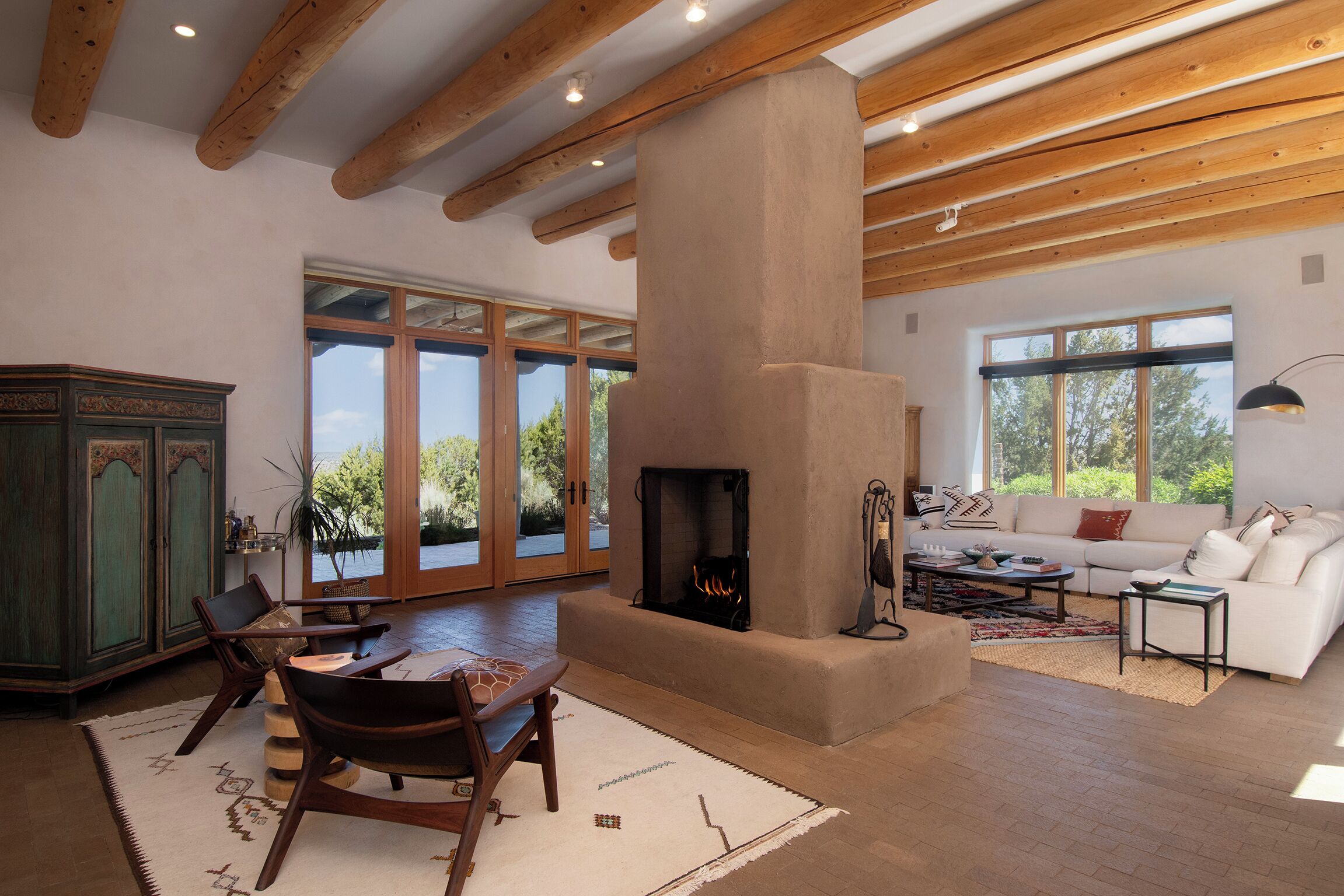 Télévision, cheminée, chaîne hi-fi, espaces bureaux