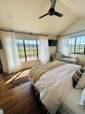 1 bedroom, WiFi, bed sheets - Casa Serpiente 2, Red Rocks Retreat (Golden)