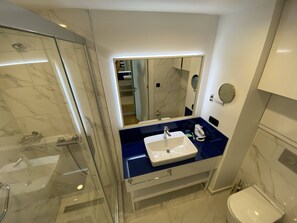 Deluxe Studio, Beach View | Bathroom | Shower, free toiletries, hair dryer, slippers - Orbi City & Journey Room (Batumi)