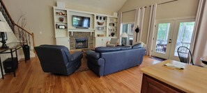 Smart TV - Cozy 4-bedroom Lakefront house in enjoyable Hartwell with WiFi, Pets Welcome (Hartwell)