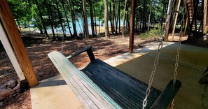 Terrace/patio - Cozy 4-bedroom Lakefront house in enjoyable Hartwell with WiFi, Pets Welcome (Hartwell)