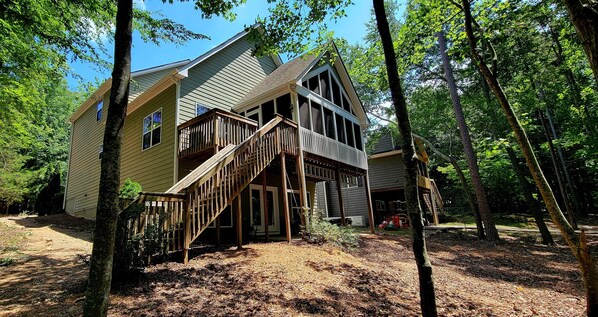 Exterior - Cozy 4-bedroom Lakefront house in enjoyable Hartwell with WiFi, Pets Welcome (Hartwell)