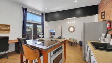 Een microgolfoven, een oven, een kookplaat