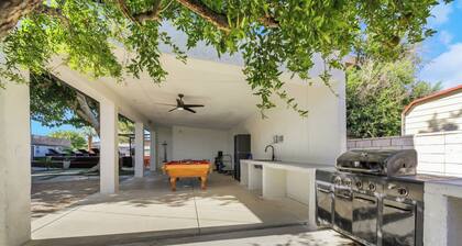 Spacious 9-bedroom house in Las Vegas 15 min to The Strip!