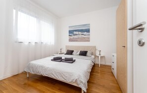 3 makuuhuonetta, tallelokero huoneessa, vauvan matkasänky