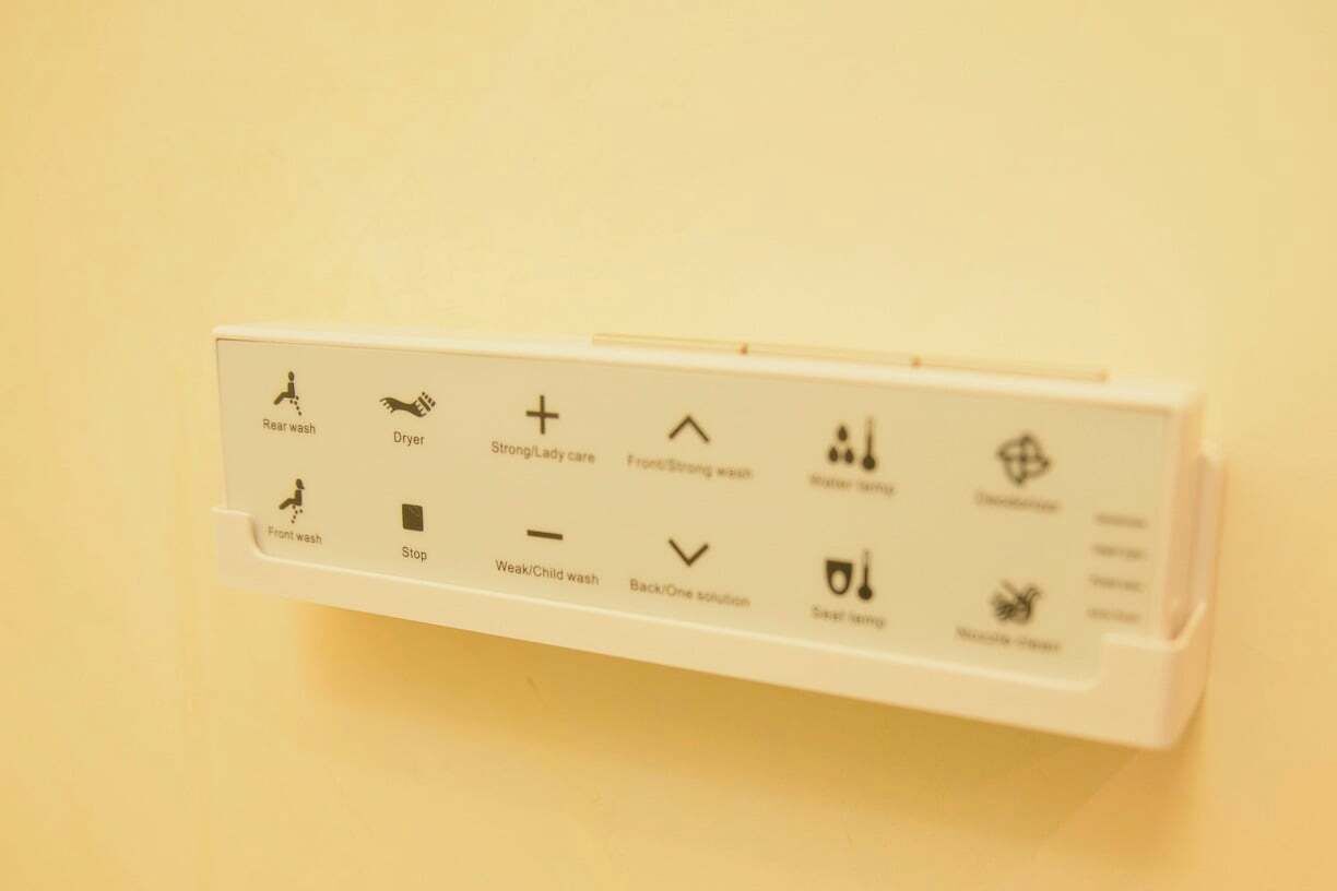 Panel de control con distintas opciones de lavado para una lavadora.