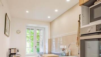 Een microgolfoven, een oven