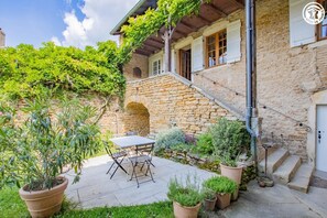 تناول الطعام بالخارج