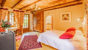 Una camera accogliente con un letto, una scrivania e un armadio.