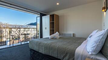 4 bedrooms, desk, iron/ironing board, travel crib