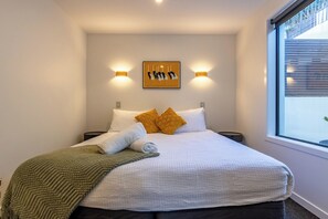 4 bedrooms, desk, iron/ironing board, travel crib