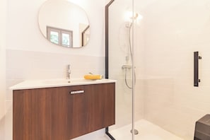 Douche, serviettes fournies, savon, shampooing