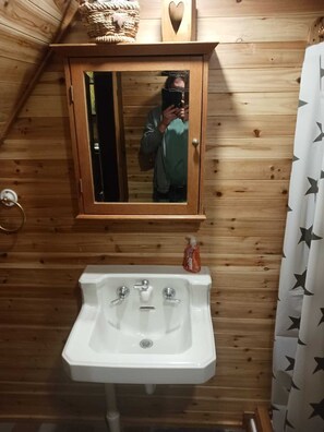 Shower, hair dryer, towels, soap - "Ridge Haus" tiny cabin on the creek at Waldbaden (Athens)