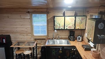 Kühlschrank, Mikrowelle, Herdplatte, Wasserkocher mit Kaffee-/Teezubehör
