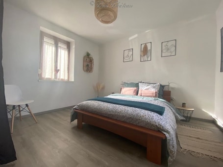 1 bedroom, iron/ironing board, WiFi, bed sheets. Pretty house close to Strasbourg and the wine route.