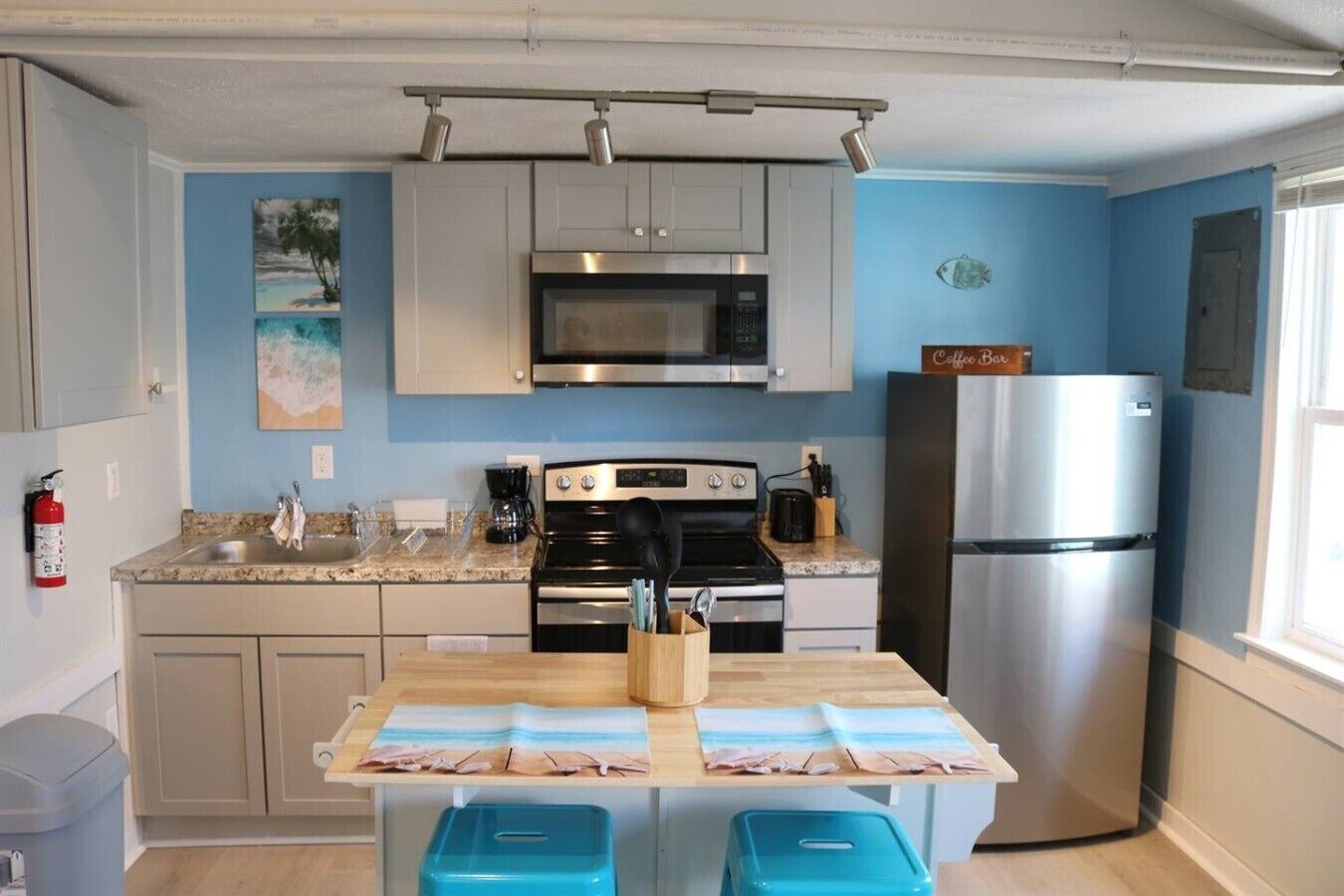 Geladeira, micro-ondas, fogão, cooktop
