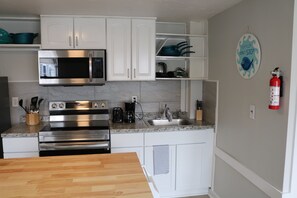 Kylskåp, mikrovågsugn, ugn och spishäll