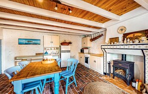 Refrigerador, parrilla de estufa y cafetera y tetera 