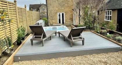 Luxury Cotswolds Cottage with Hot Tub, Luxury Boutique Cotswold Cottage with Hot Tub!