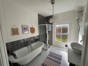 Shower, hair dryer, towels, toilet paper - Stunning cotswold, period country house, hot tub, great for extended family (Gloucestershire)