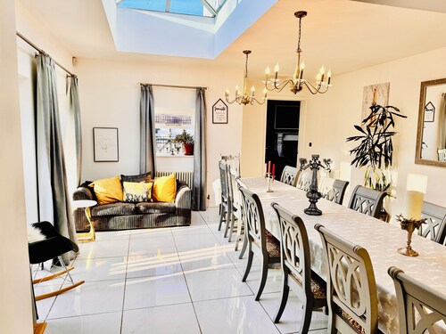 Stunning cotswold, period country house, hot tub, great for extended family