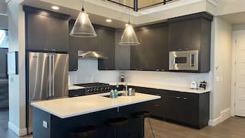 Geladeira, micro-ondas, fogão, cooktop