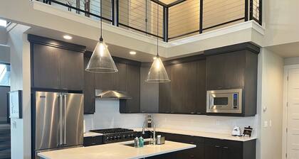 NEW Luxury home sleeps 14 with 2 bunk rooms and Hot tub. Near skiing and lake!