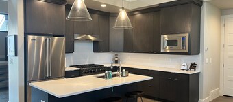 NEW Luxury home sleeps 14 with 2 bunk rooms and Hot tub. Near skiing and lake!