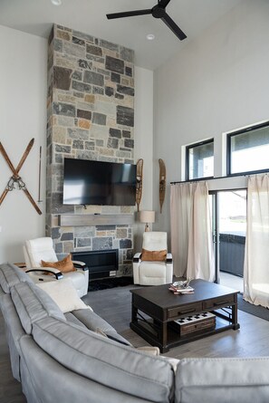 Smart TV, fireplace