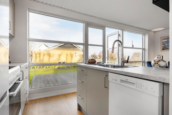 Køleskab, kogeplade, opvaskemaskine, kaffe-/temaskine