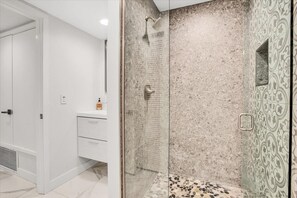 Douche, sèche-cheveux, serviettes fournies, savon