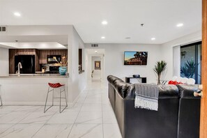 TV connectée, livres, médiathèque