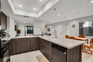 Geladeira, micro-ondas, fogão, cooktop