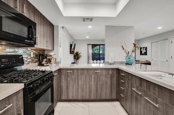 Een koelkast, een microgolfoven, een oven, een kookplaat