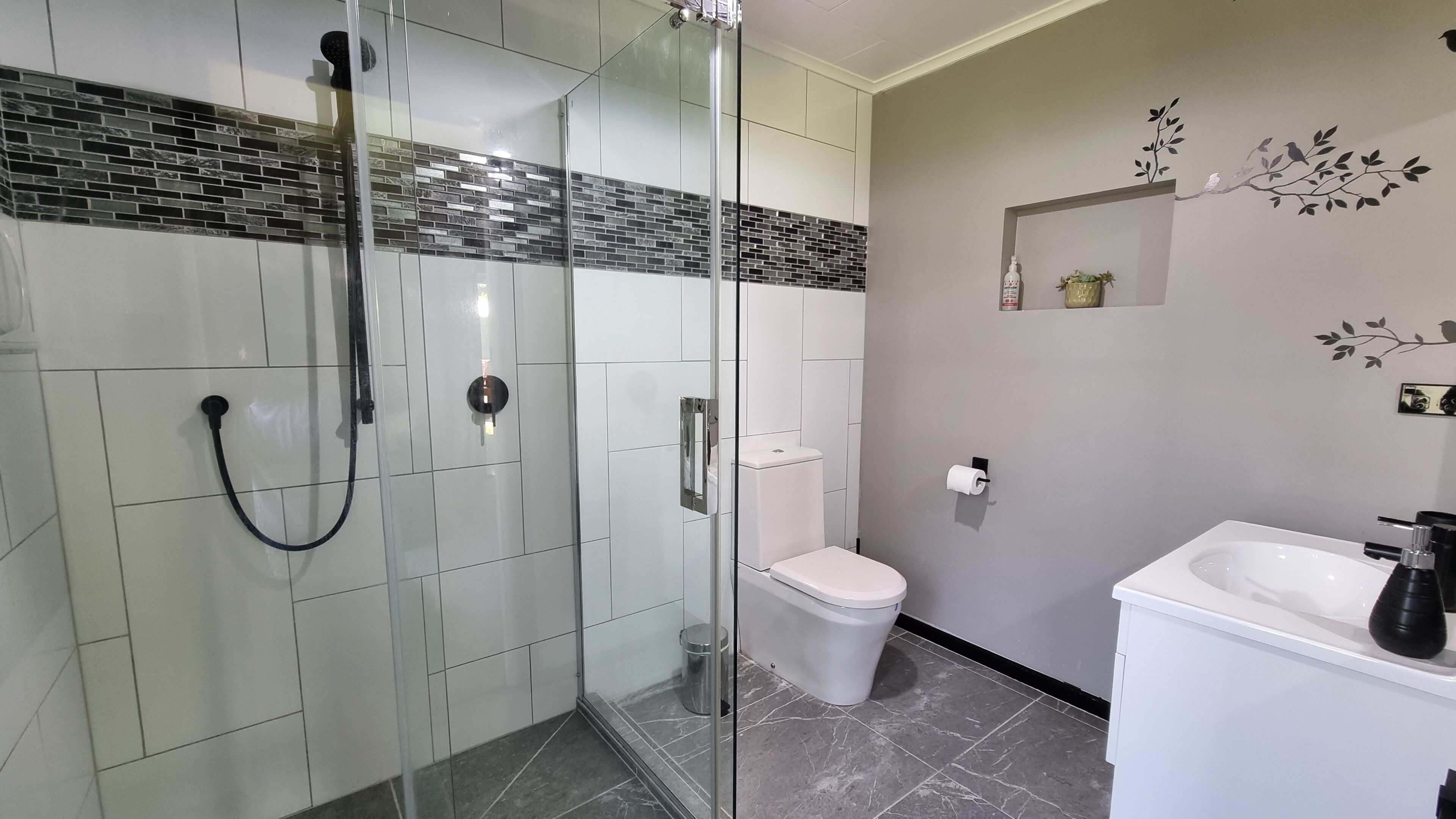 Douche, sèche-cheveux, serviettes fournies, savon