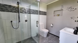 Shower, hair dryer, towels, soap - Relax at Stagga Arcadia, tranquil 1 bedroom suite on rural farmlet with spa (Huiroa)