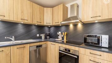 Frigorífico, microondas, horno y placa de cocina