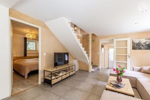 4 bedrooms, iron/ironing board, travel crib, free WiFi