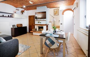 Dining - Amazing apartment in Bettolle with WiFi (Bettolle)