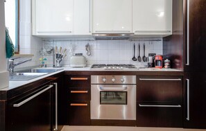 Réfrigérateur, micro-ondes, plaque de cuisson, lave-vaisselle