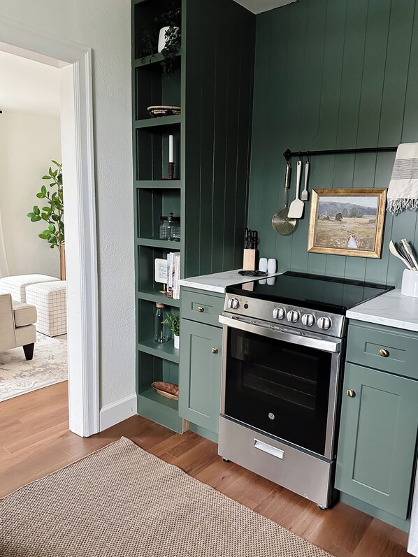 Kylskåp, mikrovågsugn, ugn och spishäll