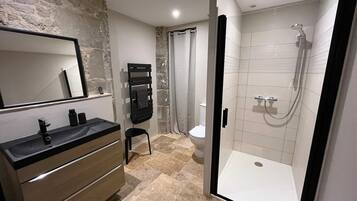 Douche, sèche-cheveux, serviettes fournies, savon