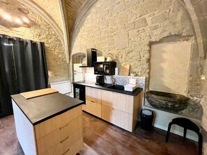 Frigorífico, microondas, horno y placa de cocina