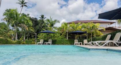 Escapada tropical: bungalow con jacuzzi y piscina