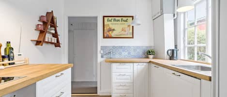 Fridge, stovetop, dishwasher, coffee/tea maker
